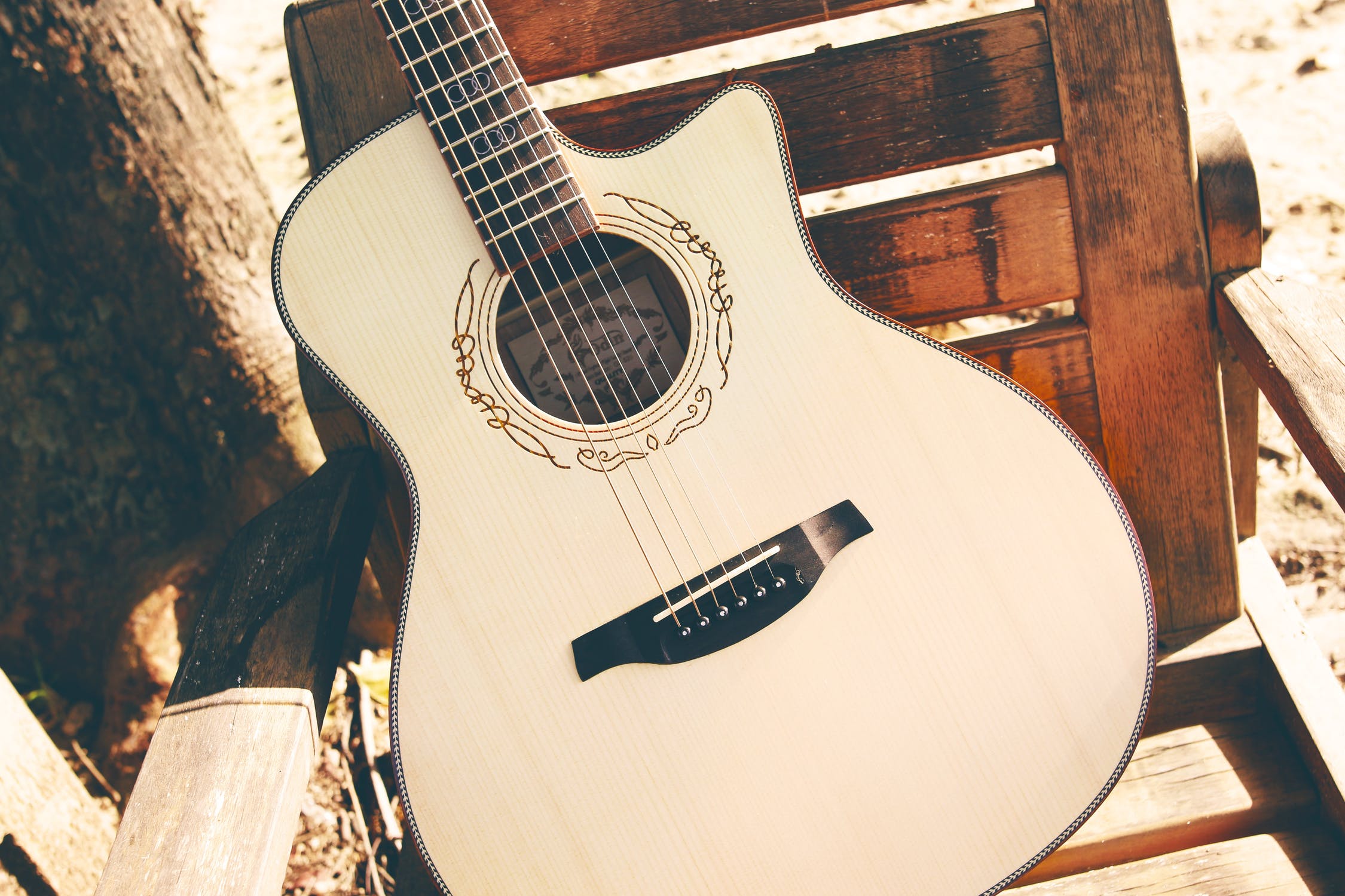 Cách chọn mua Guitar Acoustic cho người mới bắt đầu