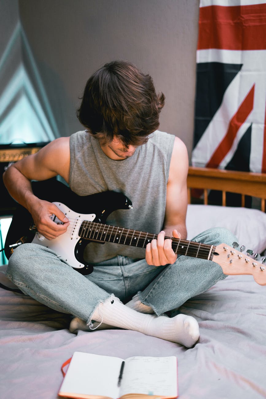 Cần chú ý điều gì khi tự học Đàn Guitar???
